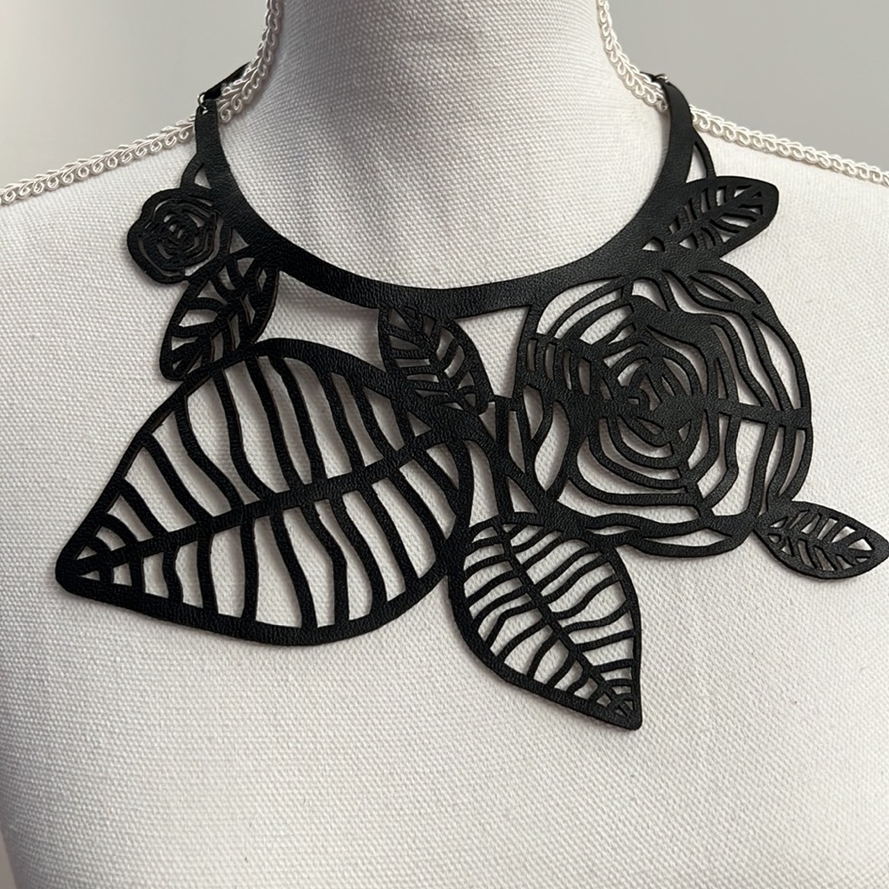 REAL LEATHER NECKLACE New never worn - Picture 4 of 5